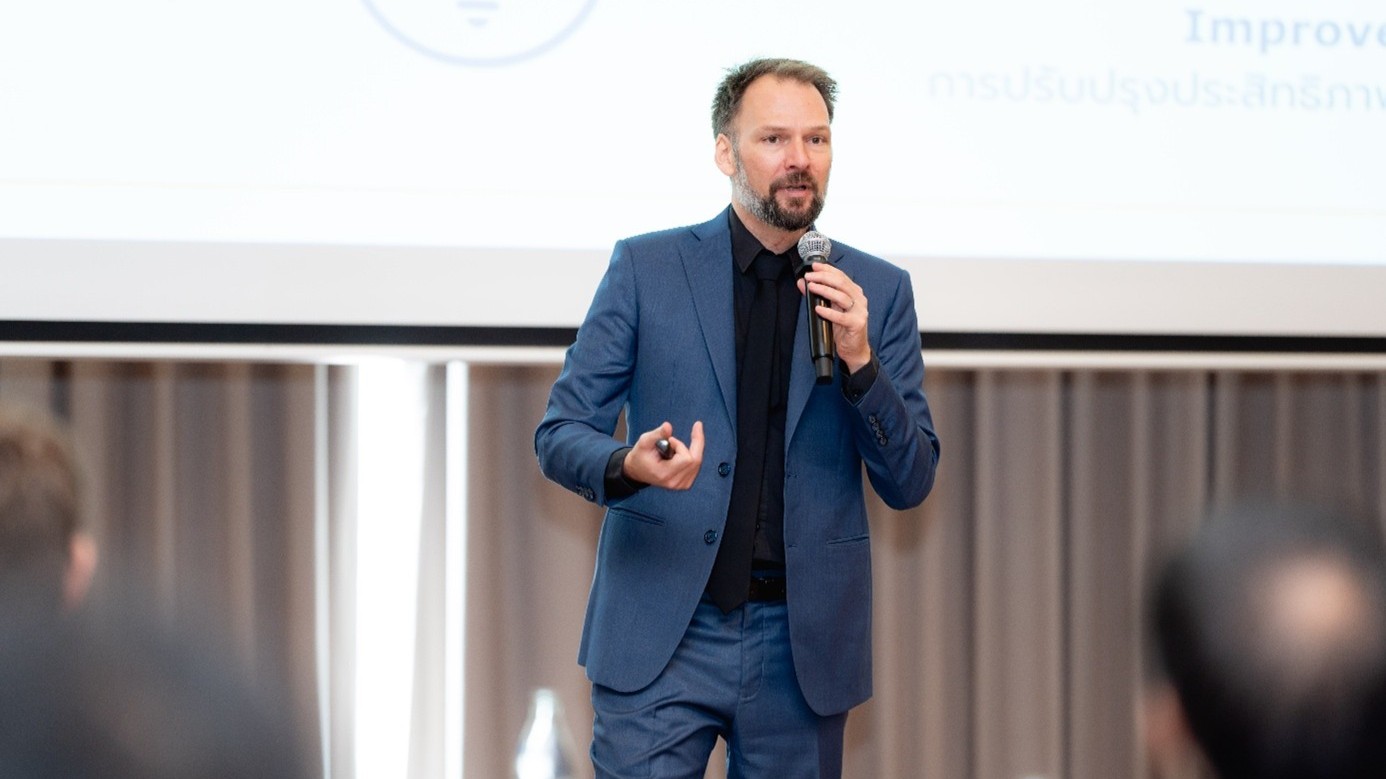 Philipp Poferl, Arqum Bereichleiter International bei einem Vortrag zu Energieeffizienz in Südostasien