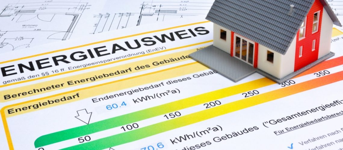 Energieausweis und Modell des Hauses