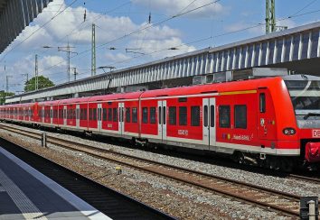 Umweltfreundliche Mitarbeitermobilität: Das Deutschlandticket als Jobticket fördert den Umstieg auf Bus und Bahn.